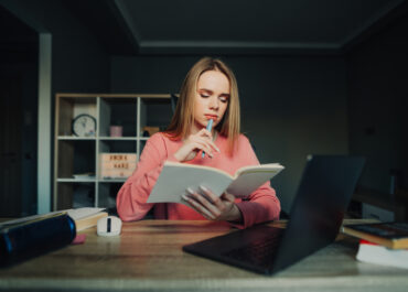 Come Scrivere una Tesi Compilativa: Guida Completa